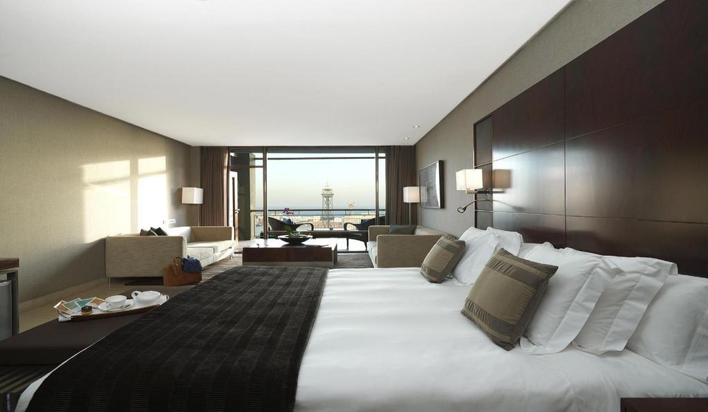 Hotel Miramar Barcelona Gl Luaran gambar A room at the Four Seasons Hotel