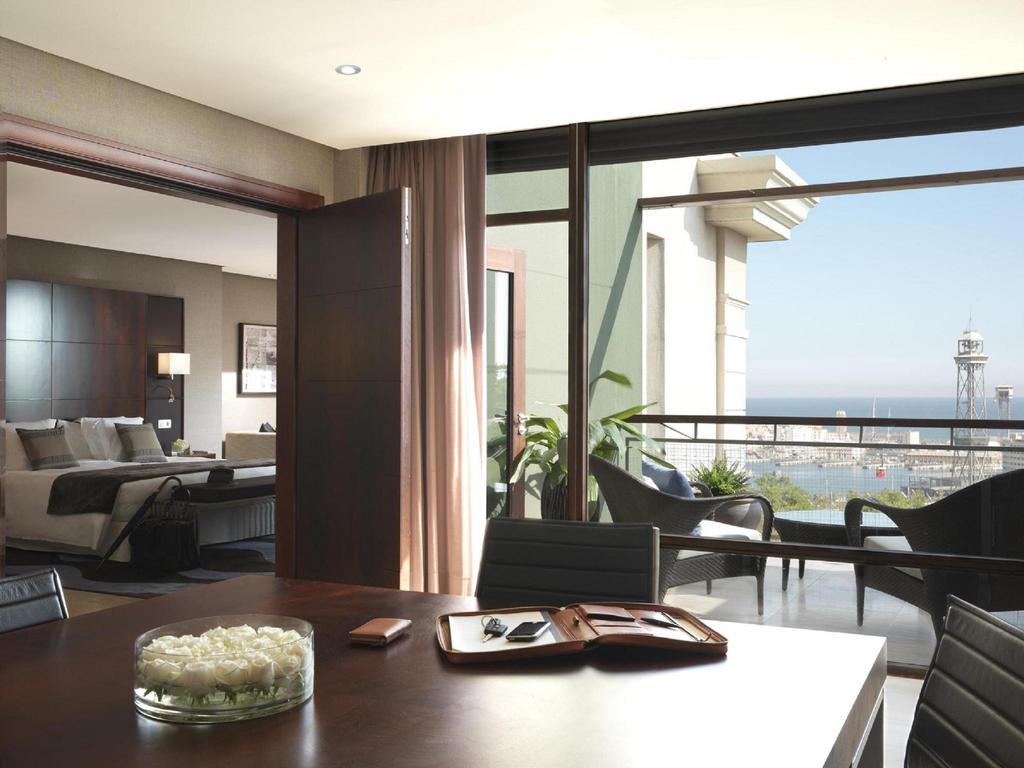 Hotel Miramar Barcelona Gl Luaran gambar A suite at the Four Seasons Hotel, Alexandria