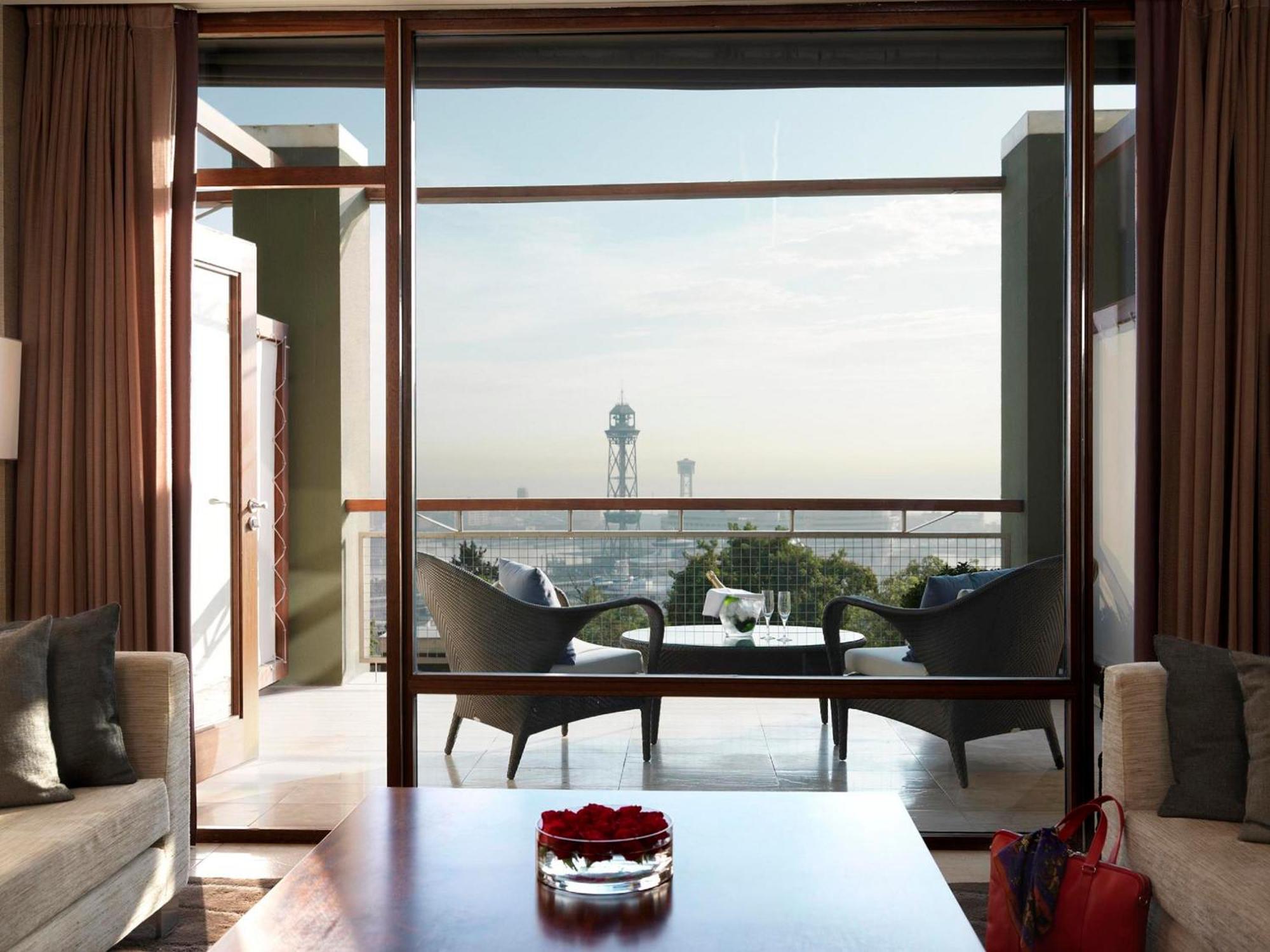 Hotel Miramar Barcelona Gl Bilik gambar A view of the Marina from a suite at the Address