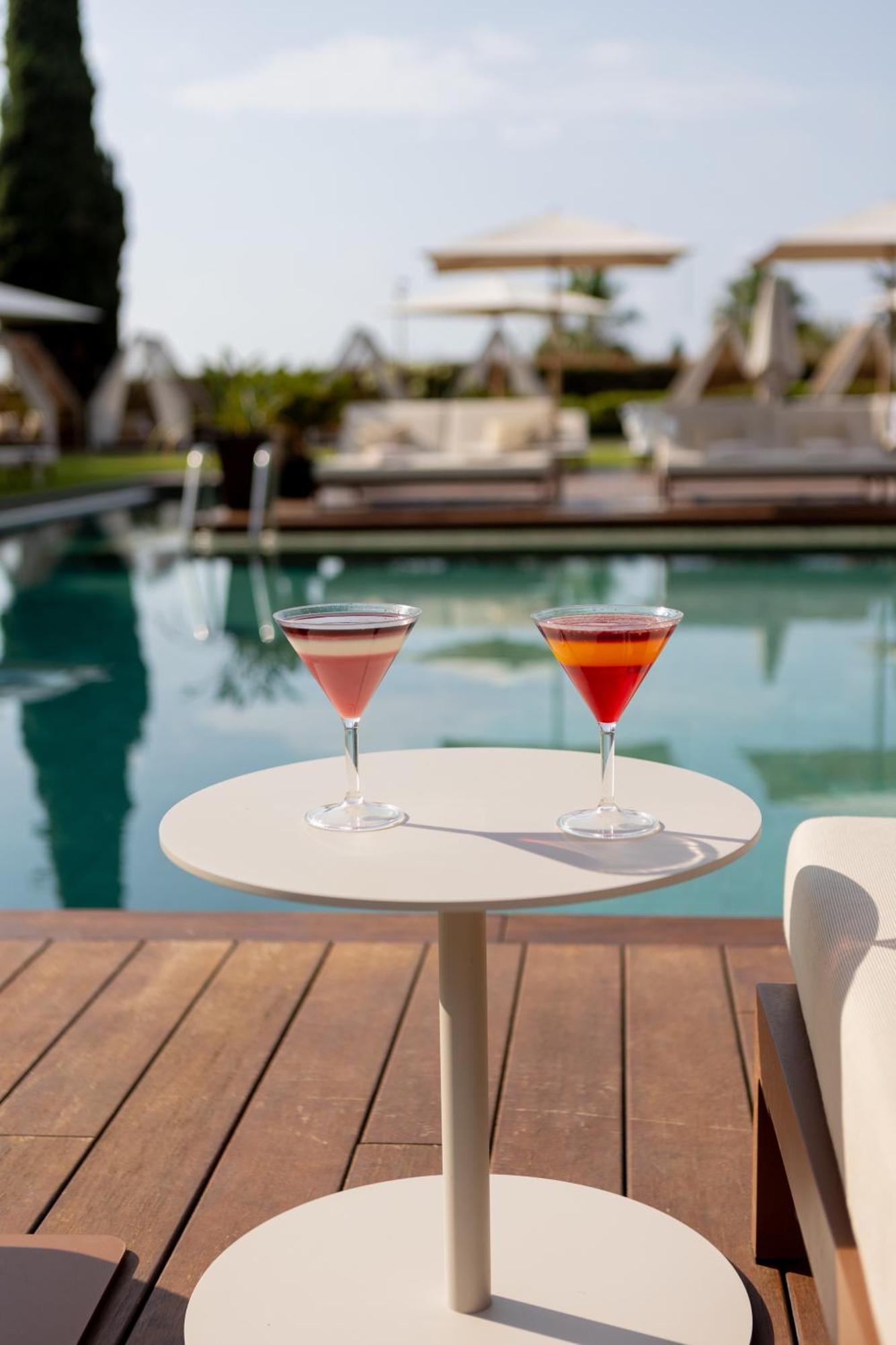 Hotel Miramar Barcelona Gl Luaran gambar Cocktails at the pool