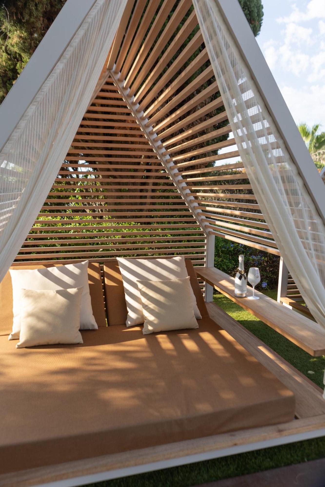 Hotel Miramar Barcelona Gl Luaran gambar The interior of a cabana