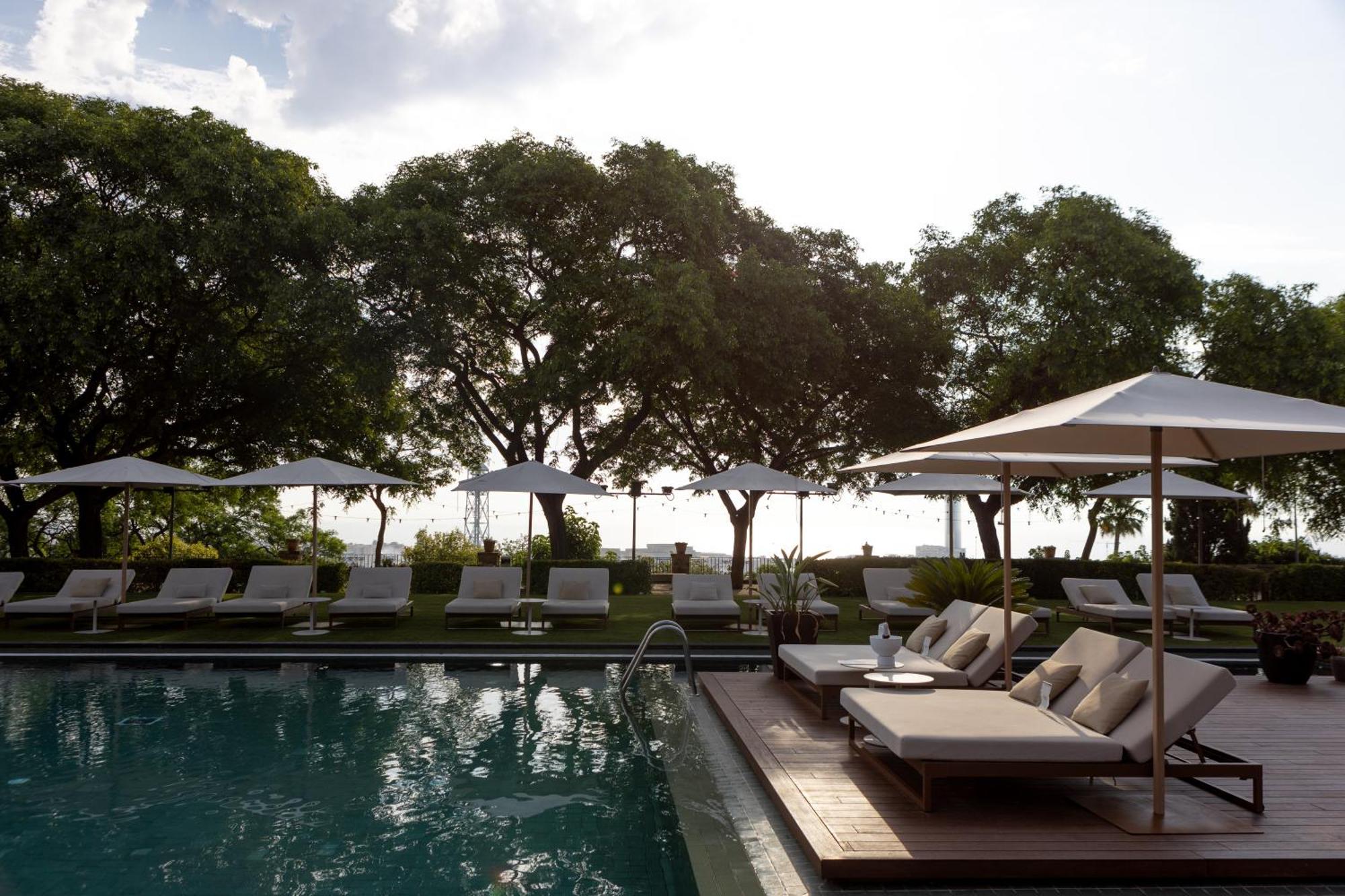 Hotel Miramar Barcelona Gl Luaran gambar The pool at the Four Seasons Resort