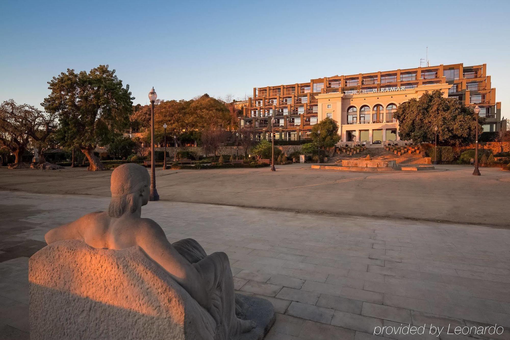 Hotel Miramar Barcelona Gl Luaran gambar The statue of the "Fisherman" at the entrance of the park